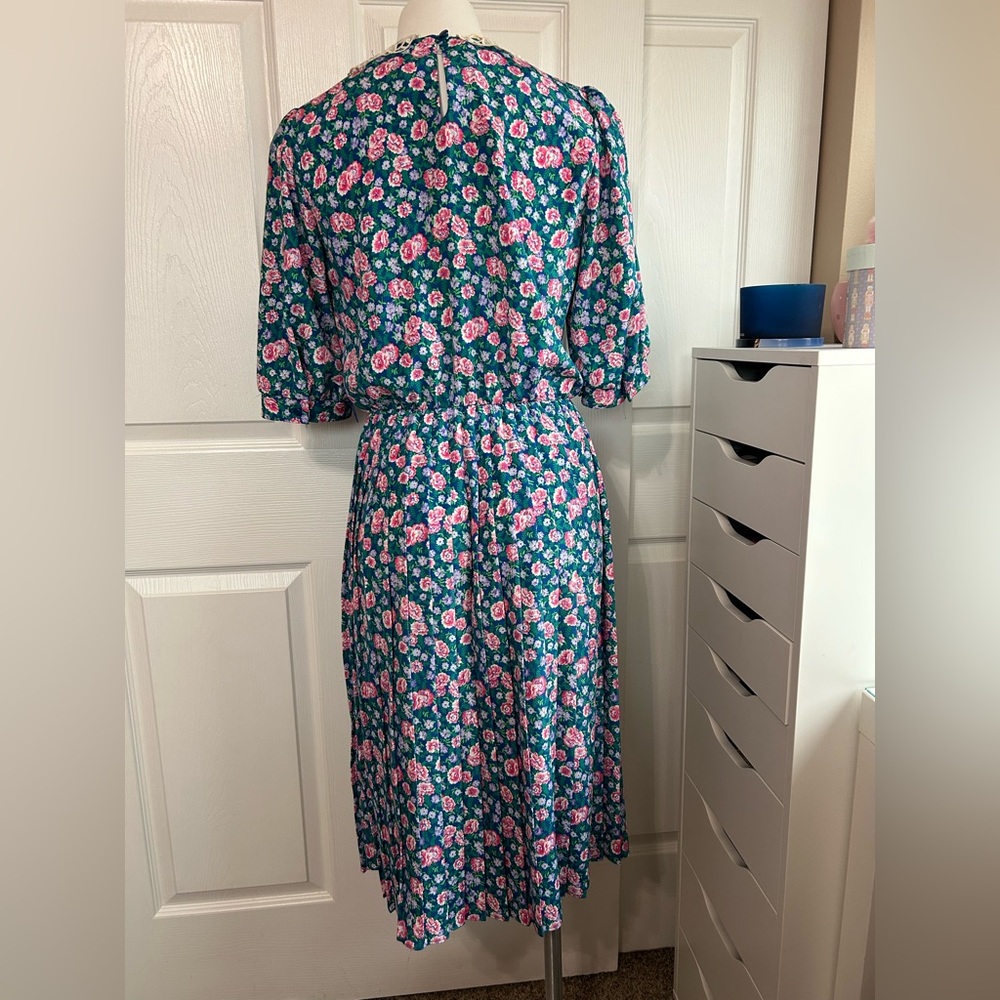Breli Originals Vintage Floral Pleated Dress with Lace Collar - Picture 8 of 12